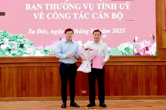 Bí thư Tỉnh uỷ Đồng Tháp Lê Quốc Phong trao quyết định điều động chỉ định ông Nguyễn Phước Thiện - Tỉnh ủy viên, Phó Chủ tịch UBND tỉnh Đồng Tháp được giữ chức vụ Bí thư Thành ủy Sa Đéc, nhiệm kỳ 2020 - 2025. Ảnh: CẨM TIÊN