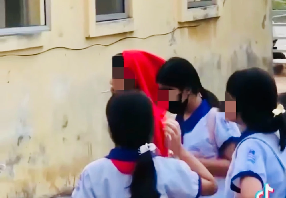 học sinh tiểu học hút thuốc