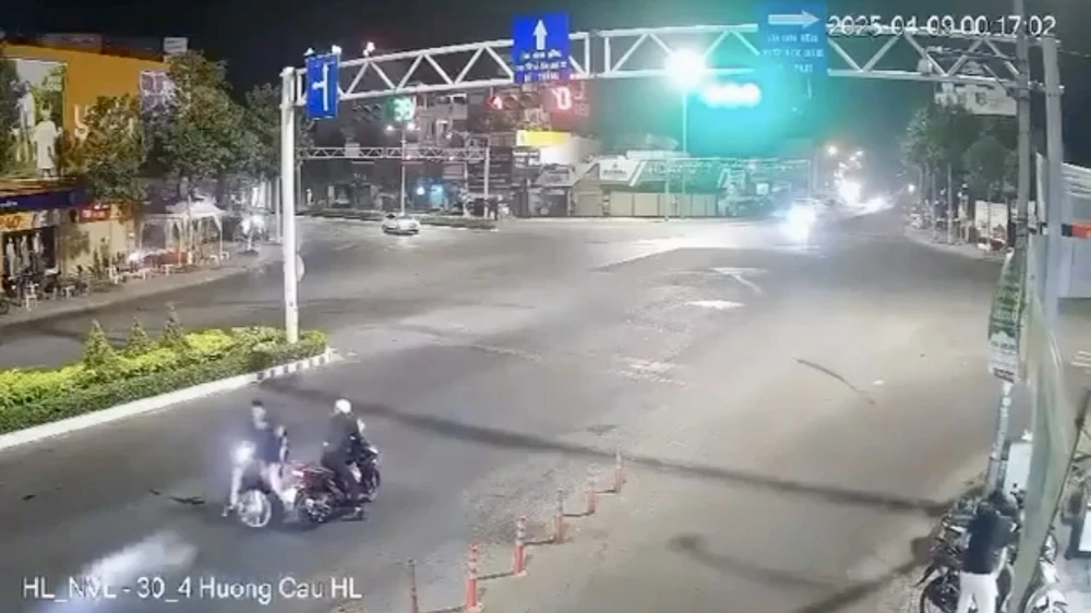 dùng vật nhọn tấn công