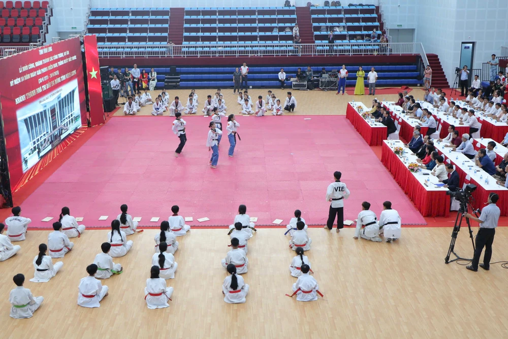 nhà thi đấu đa năng tỉnh vĩnh long