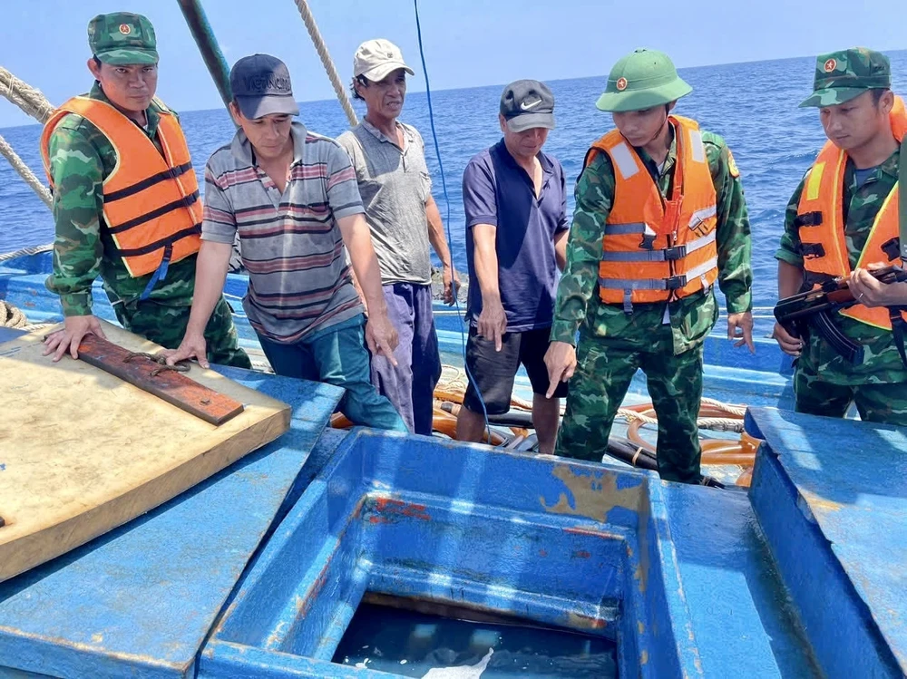 Dầu không rõ nguồn gốc