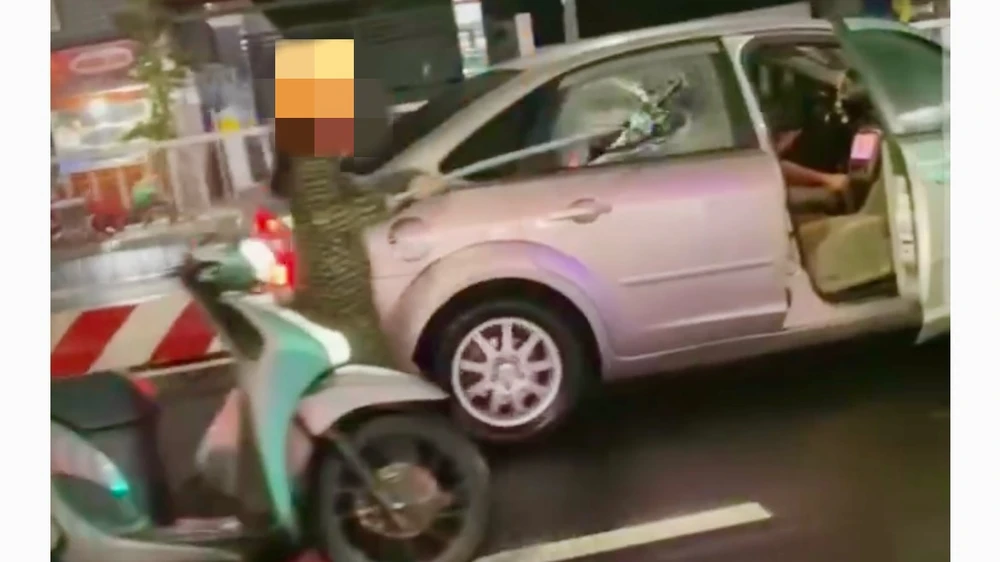 phụ nữ đạp kính ô tô ở đồng tháp