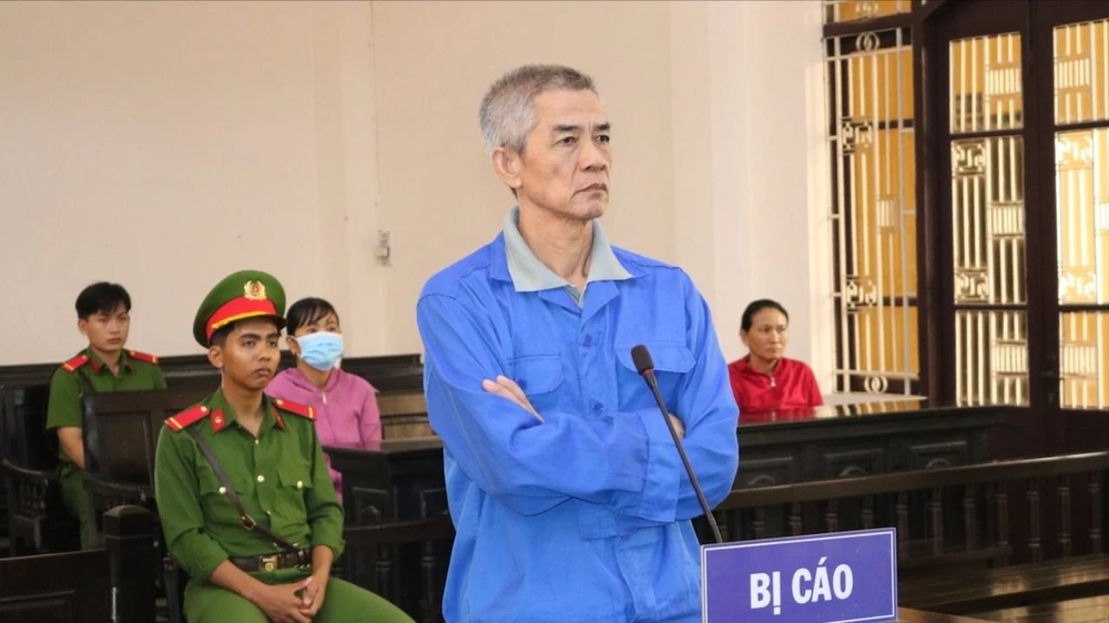 bênh con gái cha mang tội giết người