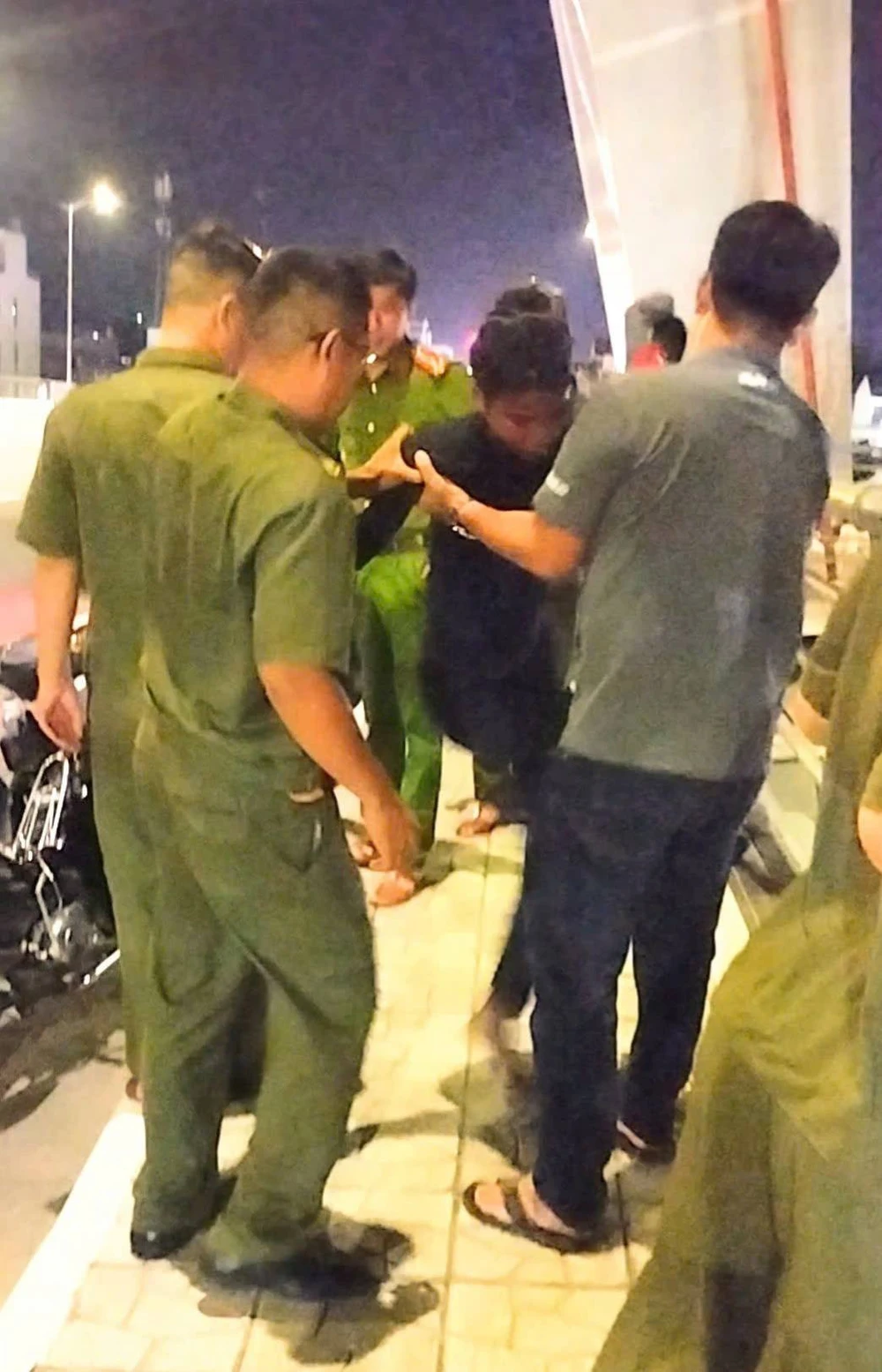 giả vờ nhảy cầu trụ lợi