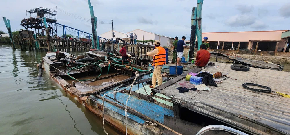Thủy đoàn 2 phối hợp bắt 9 phương tiện khai thác cát trái phép trên sông Tiền
