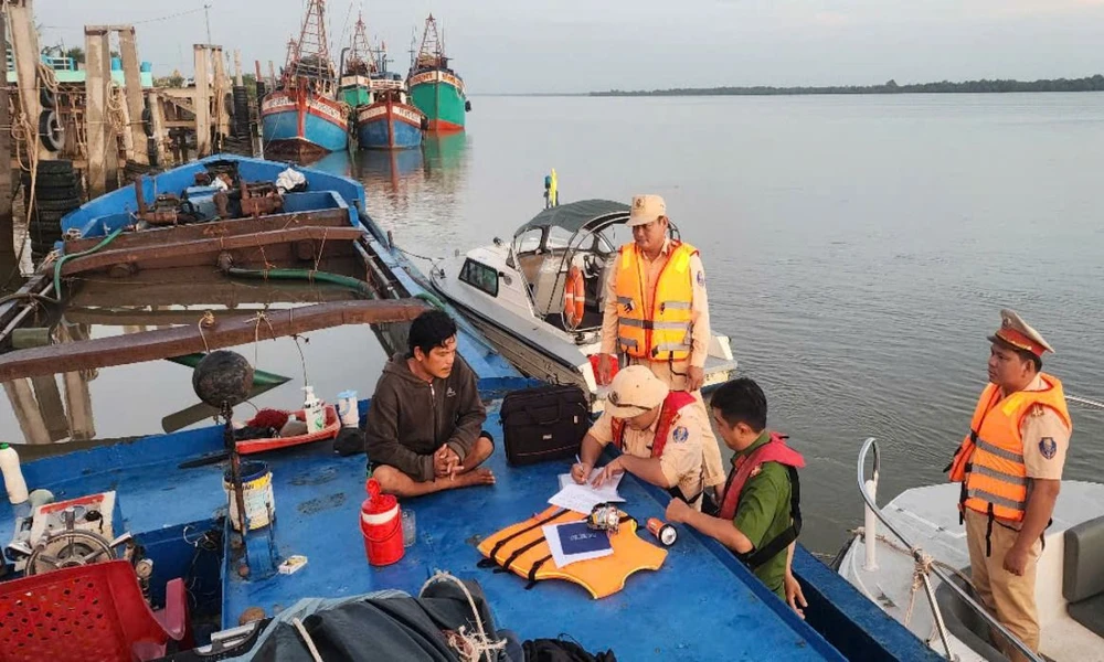 Thủy đoàn 2 phối hợp bắt 9 phương tiện khai thác cát trái phép trên sông Tiền