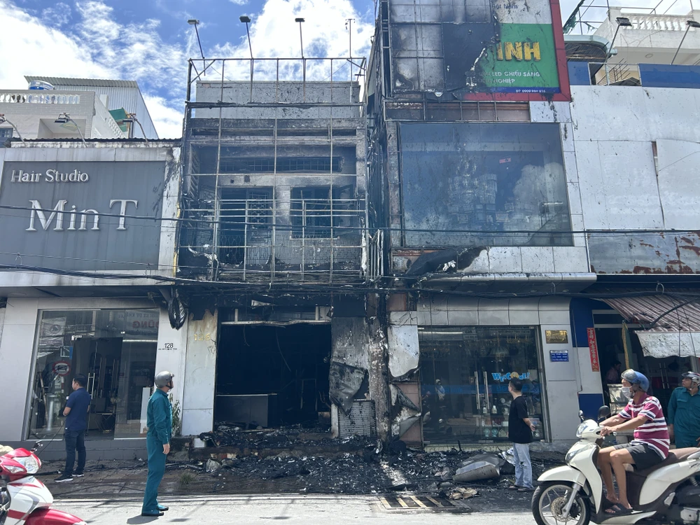 cháy cửa hàng điện thoại di động