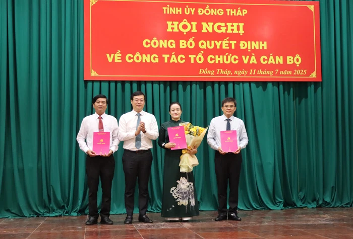 Tỉnh ủy Đồng Tháp công bố các quyết định về tổ chức và cán bộ