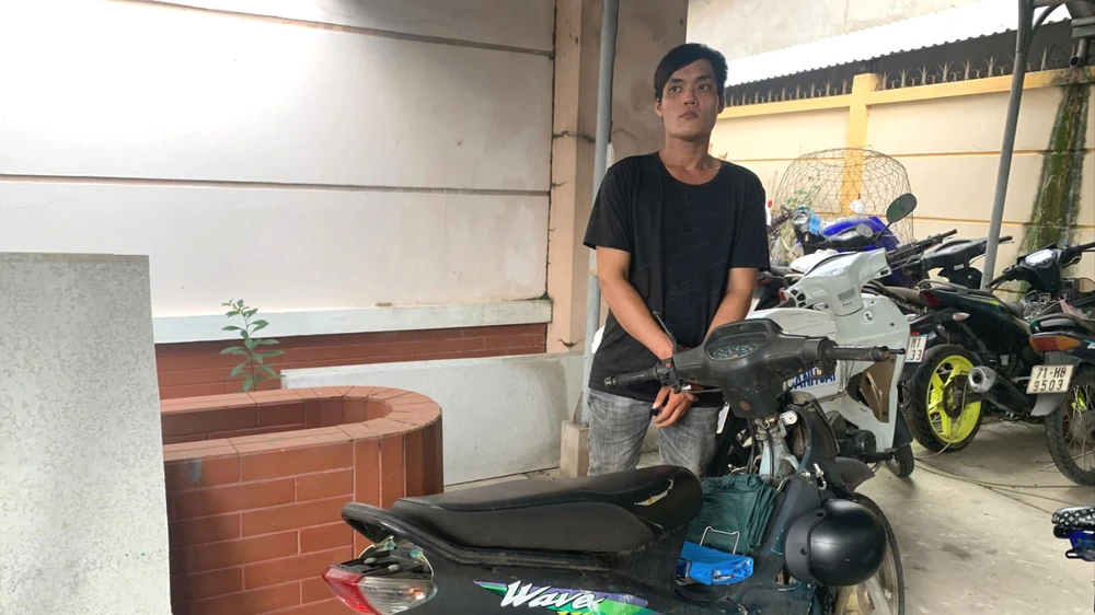 Công an xã Giao Long, tỉnh Vĩnh Long bắt tạm giam Nguyễn Quốc Duy để điều tra hành vi trộm hàng loạt xe máy, 1 xe đạp điện.