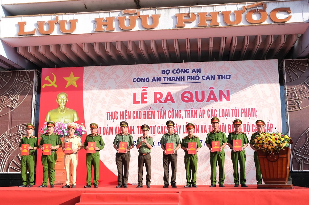 cong-an-tp-can-tho-ra-quan-lenh.JPG