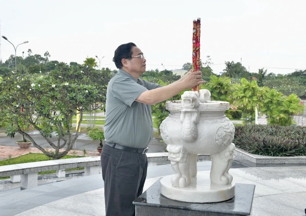 Thủ tướng Phạm Minh Chính viếng tại Nghĩa trang liệt sĩ tỉnh An Giang