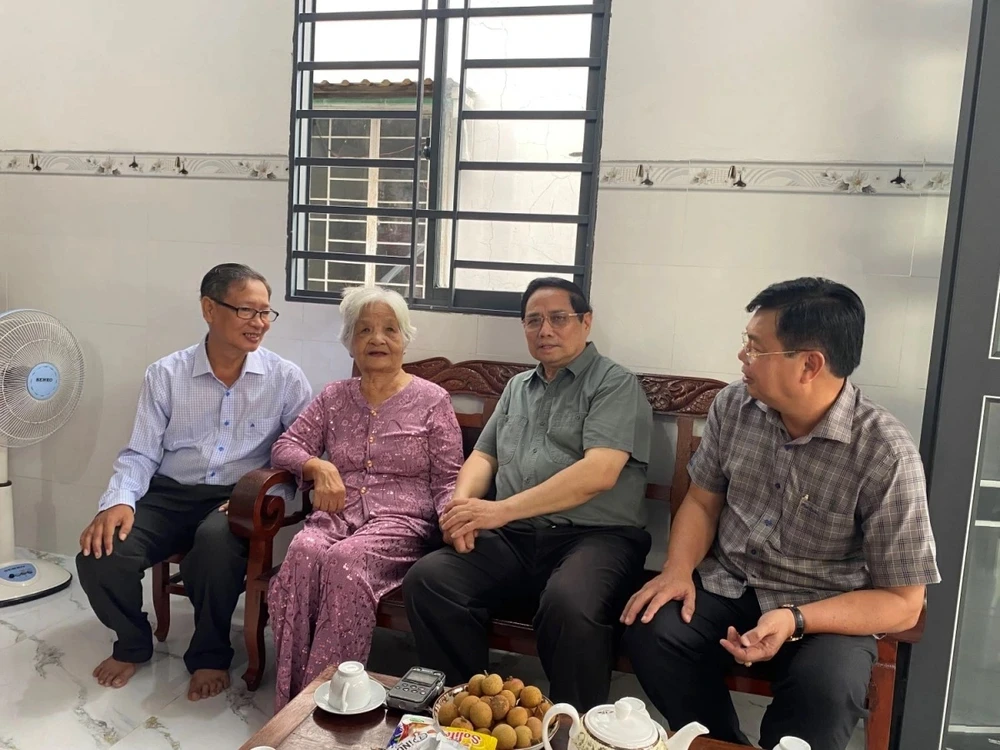 Thủ tướng Phạm Minh Chính thăm, tặng quà gia đình bà Nguyễn Thị Có