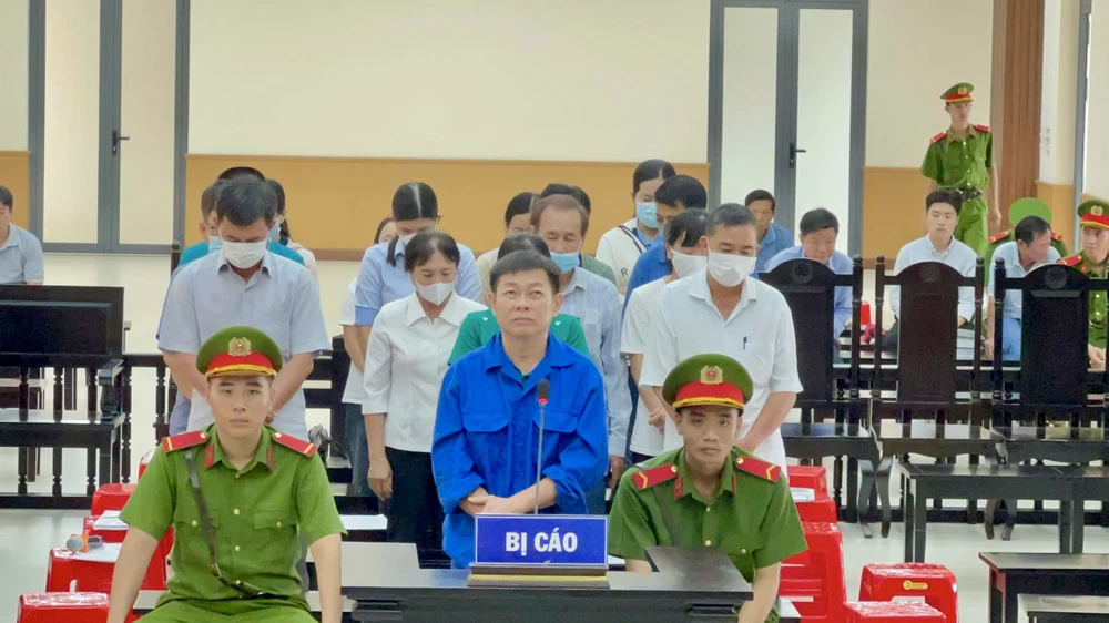 lừa đảo ngân hàng hơn 600 tỉ đồng.