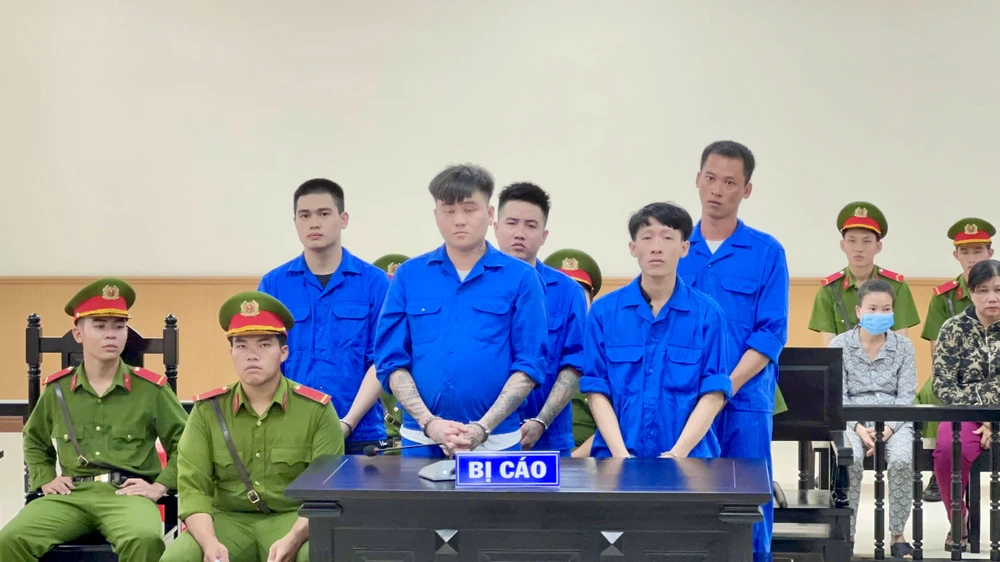 mua bán trái phép vũ khí quân dụng