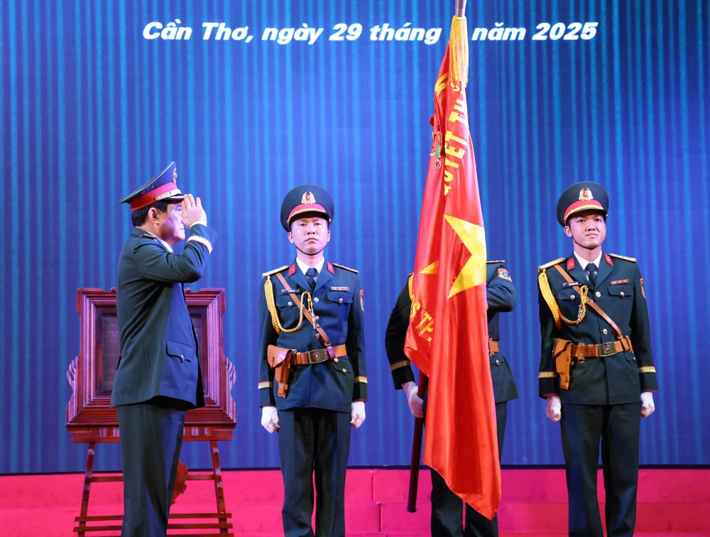Lực lượng vũ trang Cần Thơ đón nhận Huân chương Bảo vệ Tổ quốc hạng Nhì
