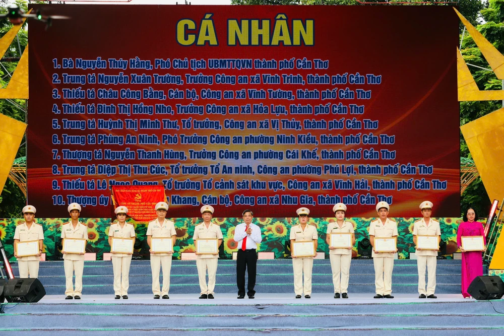 cong-an-tp-can-tho-ky-niem-khen-thuong-thanh.jpg