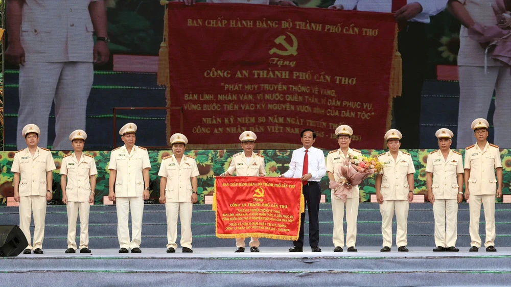 Công an thành phố Cần Thơ bức trướng với 29 chữ vàng: “Phát huy truyền thống vẻ vang, bản lĩnh, nhân văn, vì nước quên thân, vì dân phục vụ, vững bước tiến vào kỷ nguyên mới”