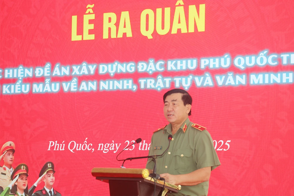 thu-truong-bo-cong-an-ra-quan-phu-quoc-1.jpg