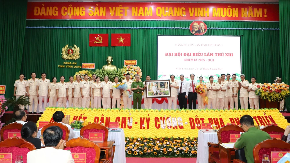 dai-hoi-dai-bieu-cong-an-tinh-vinh-long-3.jpg