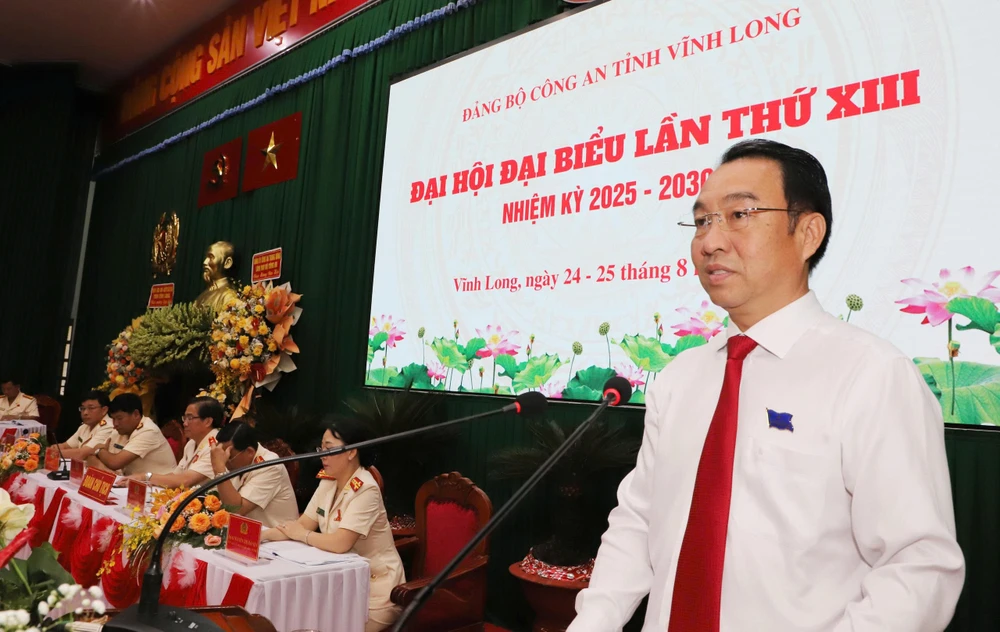 Lữ Quang Ngời, Phó Bí thư Tỉnh ủy, Chủ tịch UBND tỉnh Vĩnh Long phát biểu chỉ đạo tại Đại hội đại biểu Đảng bộ Công an tỉnh Vĩnh Long.