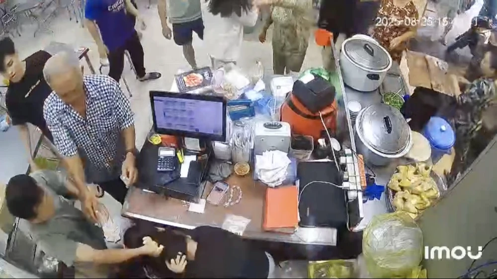 vợ chồng chủ quán ăn hành hung