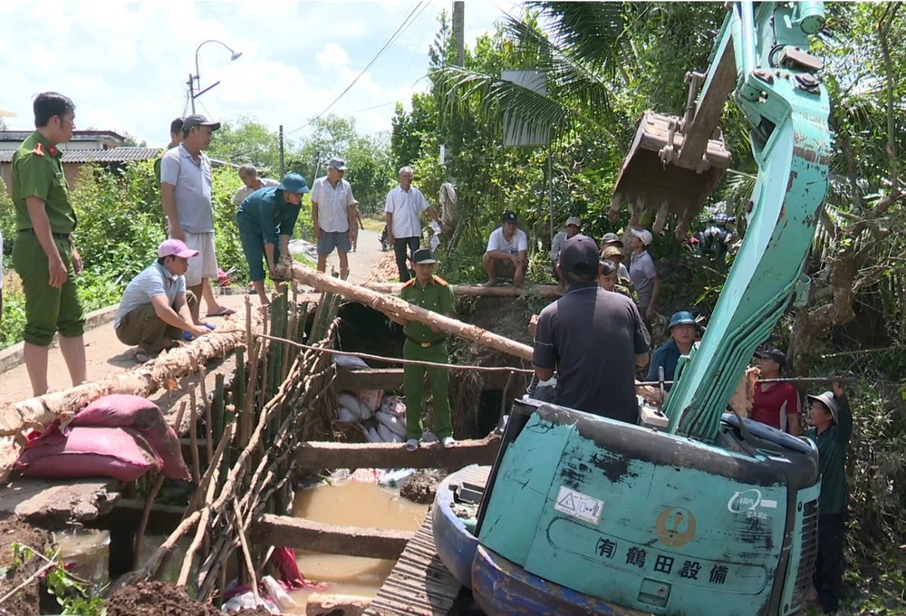 vỡ đê,công an xã, đồng tháp