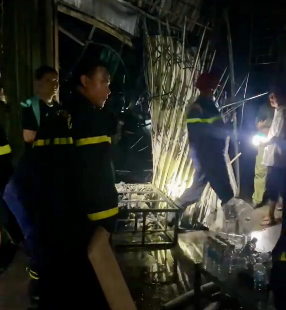 lửa bốc cao từ khu vực giữa chợ bình hàng tây