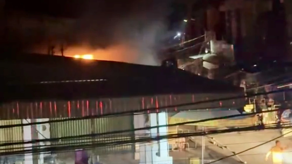 lửa bốc cao từ khu vực giữa chợ bình hàng tây