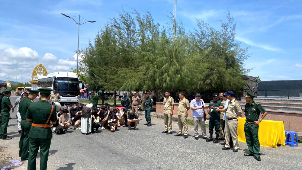 vĩnh long,lừa đảo,campuchia,trục xuất,lừa đảo công nghệ cao