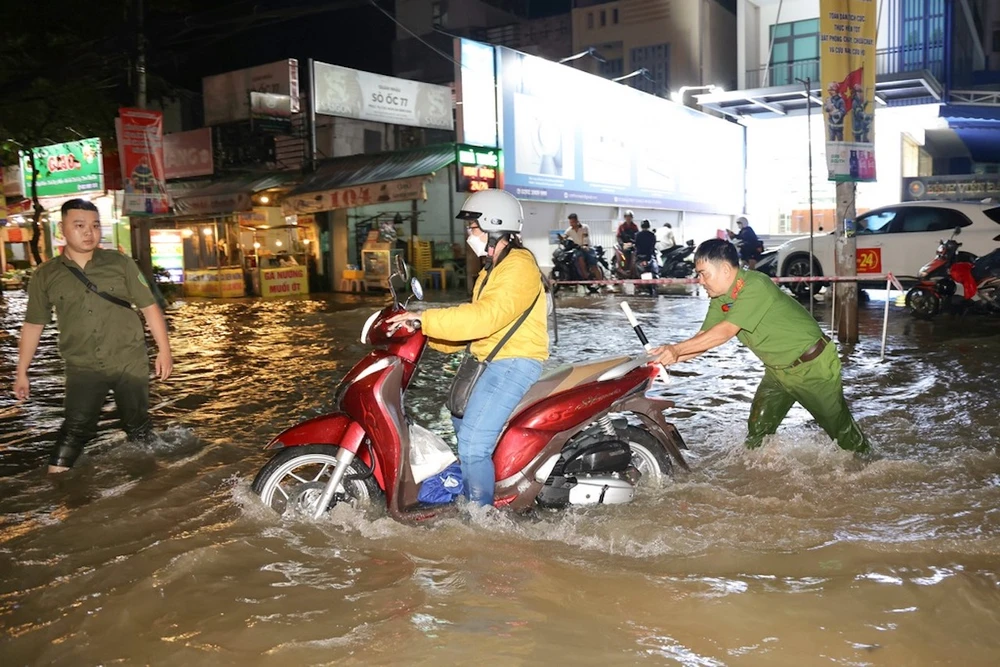 vỡ đê,triều cường,vĩnh long,lũ đầu nguồn