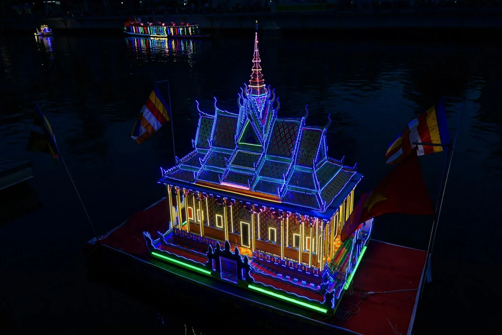 thả đèn nước,ghe cà hâu