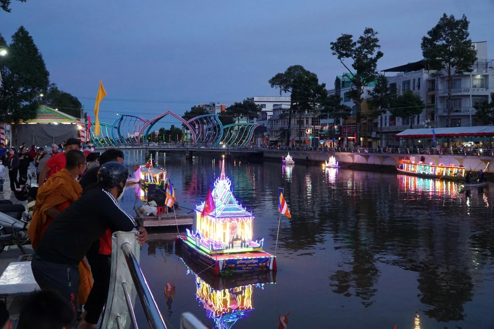 thả đèn nước,ghe cà hâu