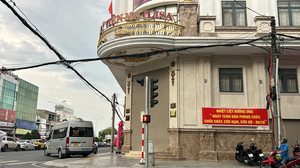 Xe chở lực lượng chức năng, tài liệu và nhân viên của thẩm mỹ viện Mailisa rời đi.