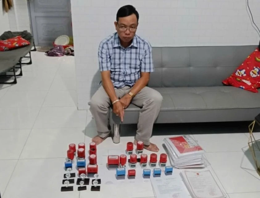 làm giả hàng chục con dấu của UBND và văn phòng công chứng