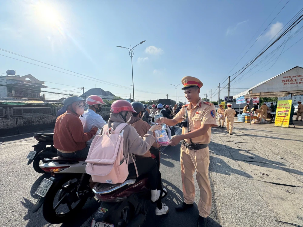 trạm dùng chân nghĩa tình,công an tỉnh đồng tháp