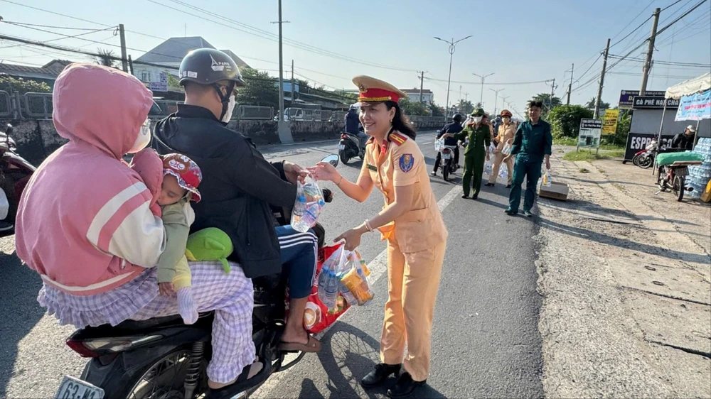 trạm dùng chân nghĩa tình,công an tỉnh đồng tháp