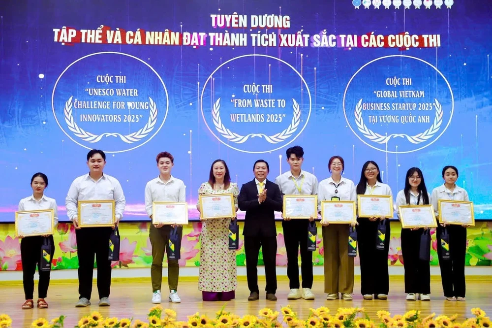 phân hữu cơ,nông dân,vĩnh long,tròng dừa,đại học trà vinh,sinh viên,phụ phẩm nông nghiệp