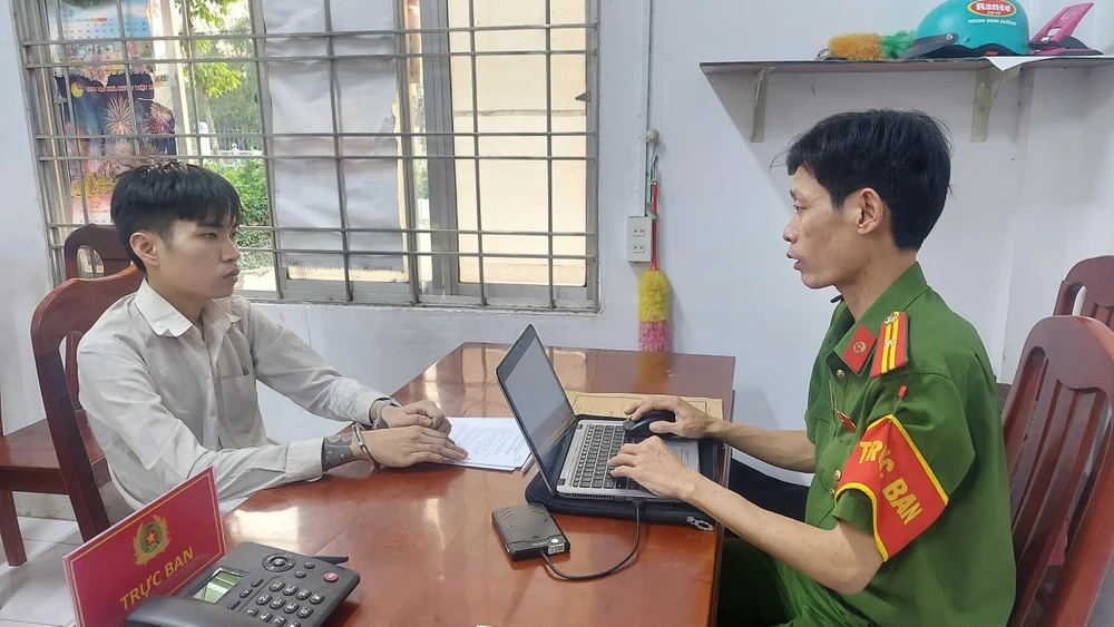 Đồng Tháp: Bị la rầy, cháu chế tạo bom xăng đốt nhà ông ngoại