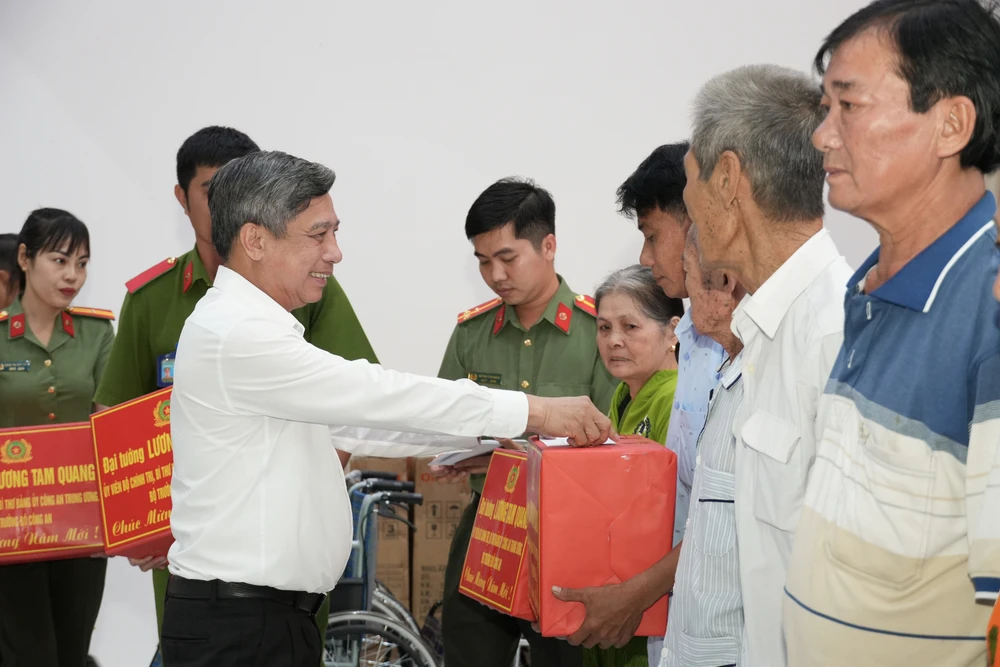 bộ công an,quà tết,cần thơ