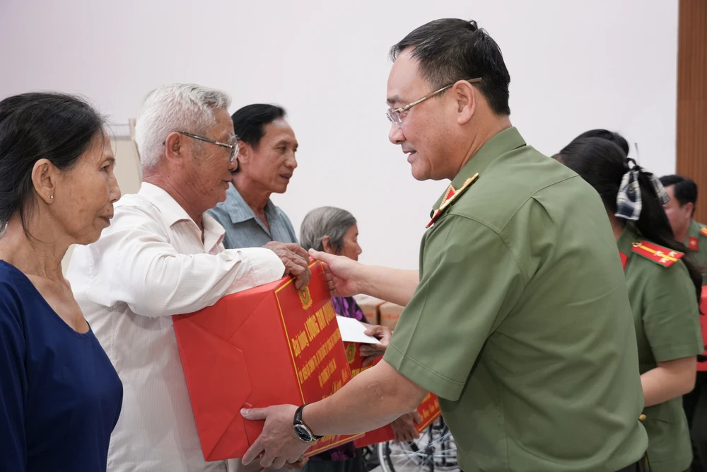 bộ công an,quà tết,cần thơ