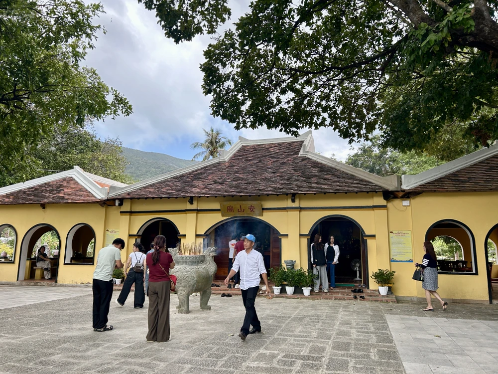 côn đảo,xanh hoá,nghĩa trang liệt sĩ hàng dương,võ thị sáu,cảng trần đề