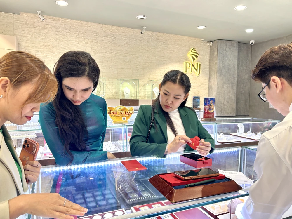 ngày vía thần tài,xếp hàng mua vàng,cần thơ