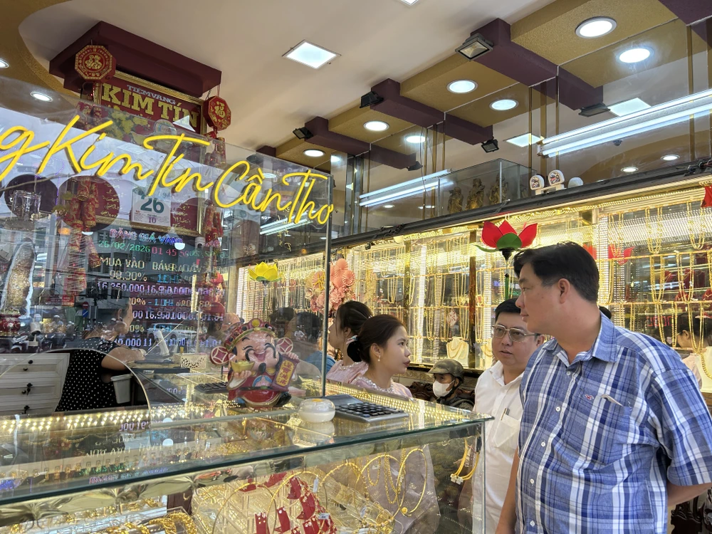 ngày vía thần tài,xếp hàng mua vàng,cần thơ