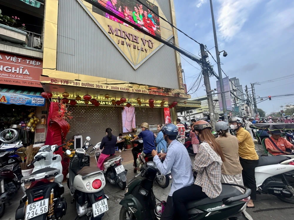 ngày vía thần tài,xếp hàng mua vàng,cần thơ