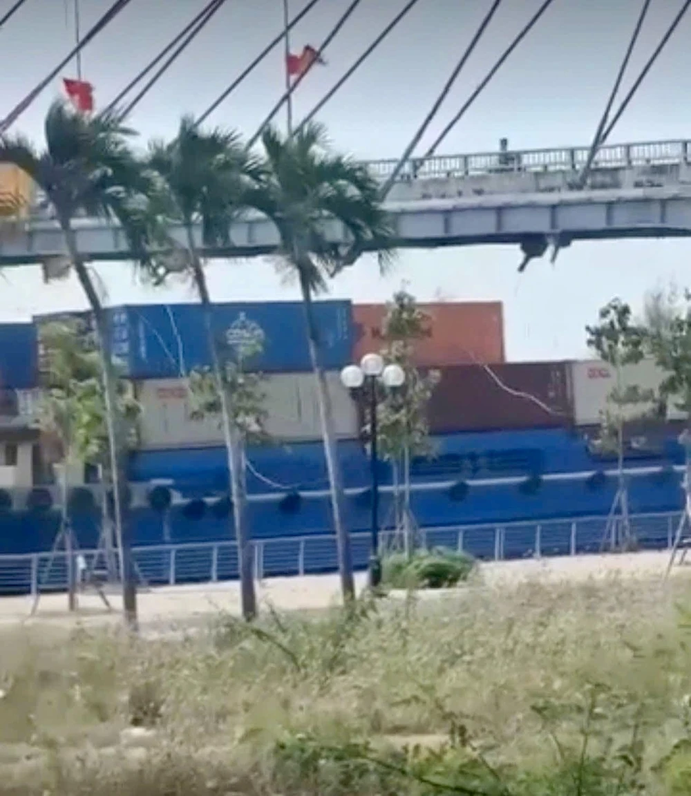 đồng tháp,sà lan,kênh chợ gạo,container,dây điện