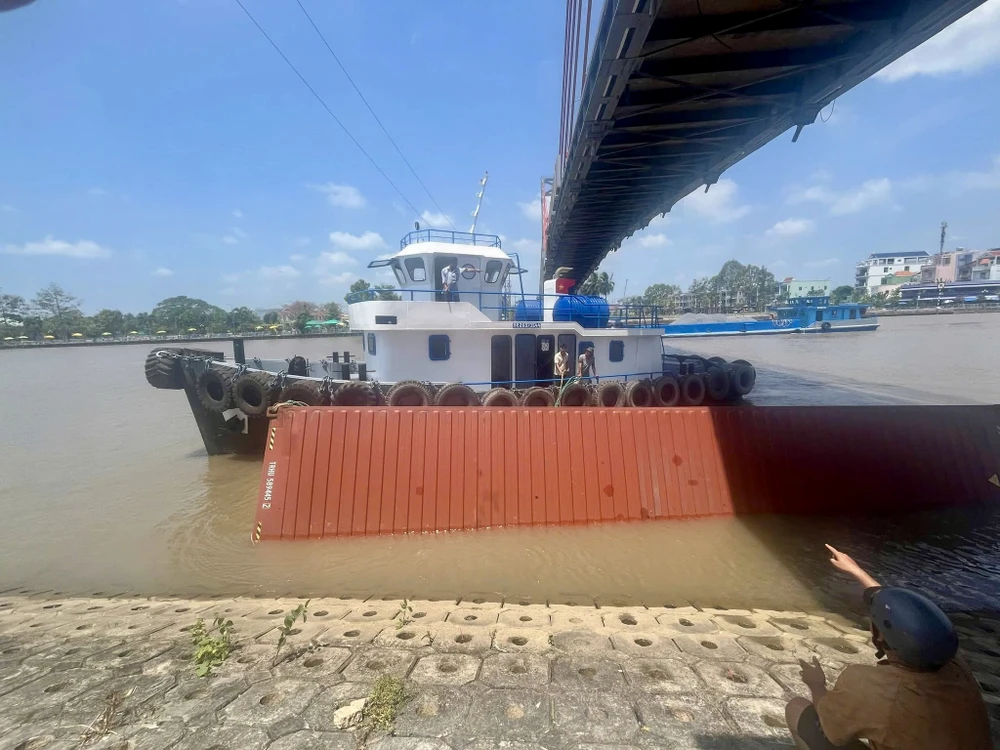 đồng tháp,sà lan,kênh chợ gạo,container,dây điện