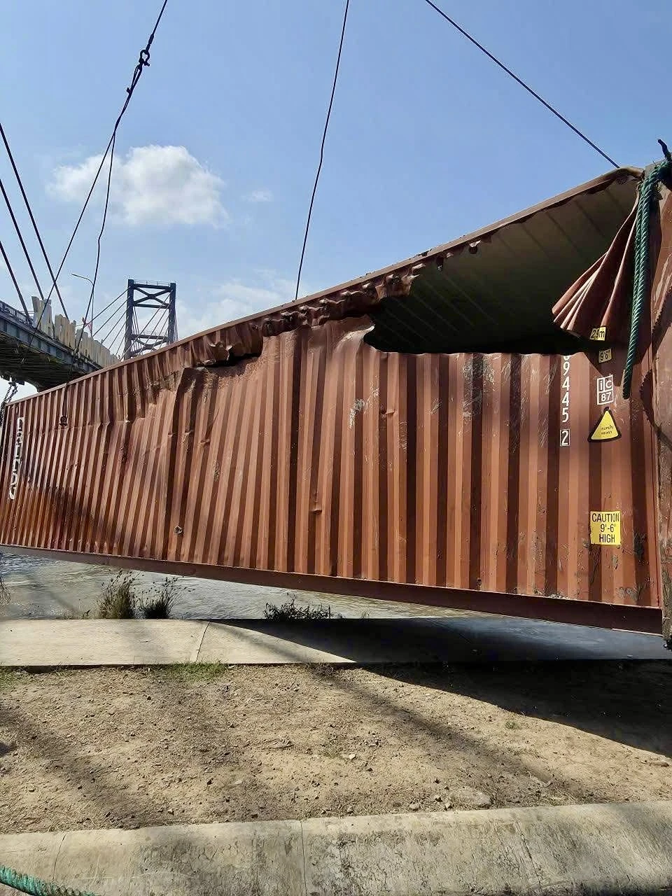 đồng tháp,sà lan,kênh chợ gạo,container,dây điện