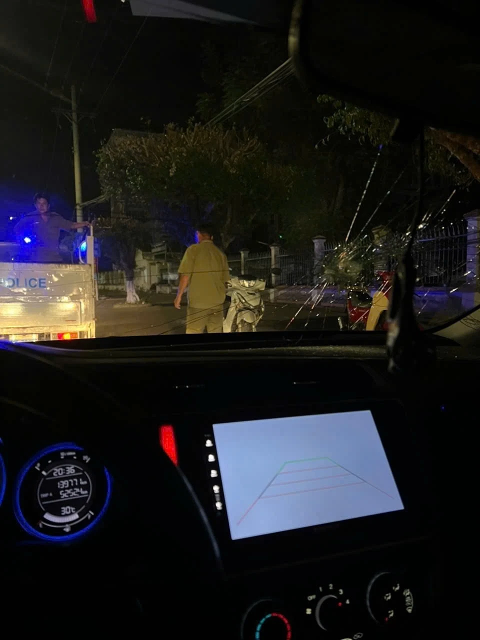 vĩnh long,xì pa,chặn đầu ô tô,đập vỡ kín,xin đường