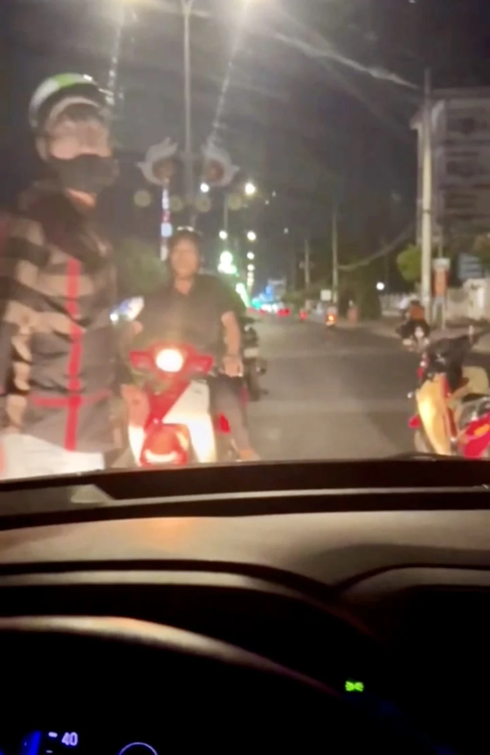 vĩnh long,xì pa,chặn đầu ô tô,đập vỡ kín,xin đường