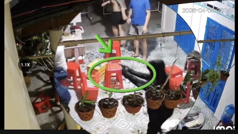 Đoạn clip ghi lại cảnh nhóm người nghi dùng súng, dao tấn công, 2 người bị thương ở Đồng Tháp